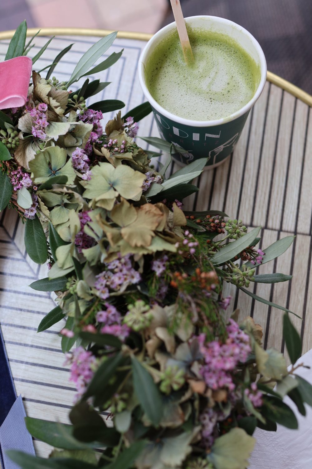 Détail d'hortensias, bruyère et olivier près d'une boisson Dodin