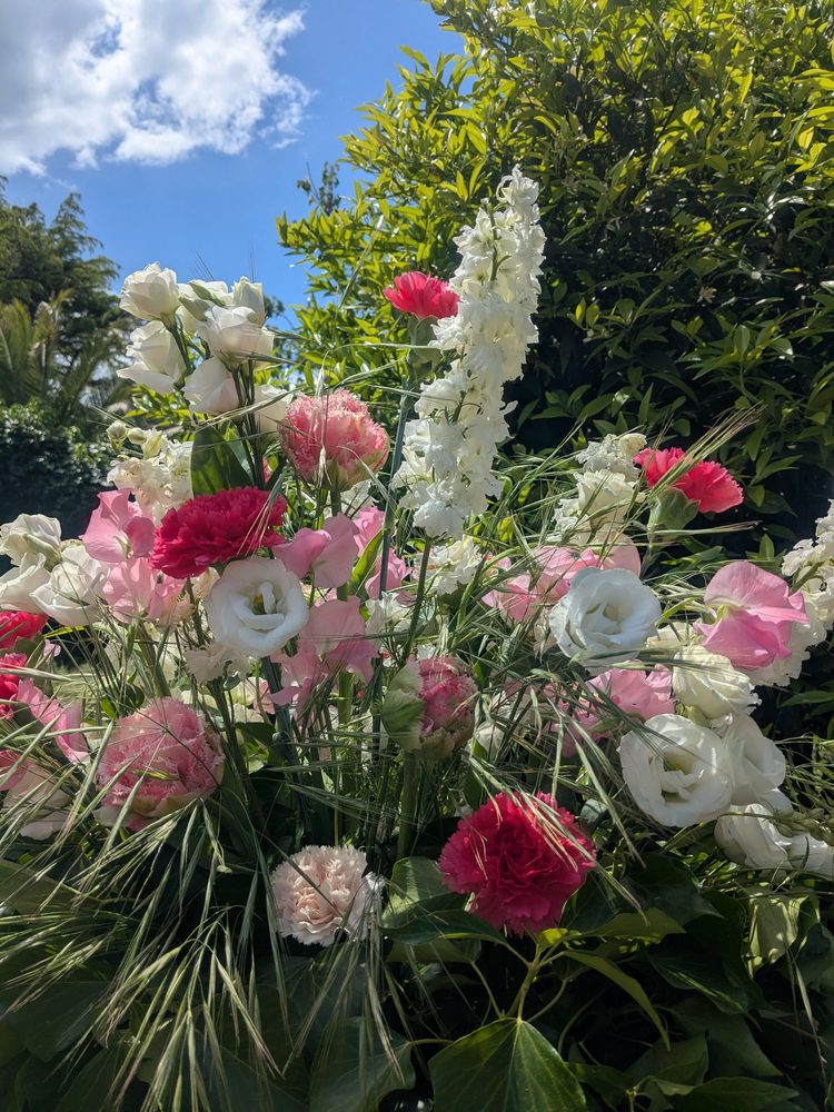 Composition florale de deuil, tons pastel — La Lunaire