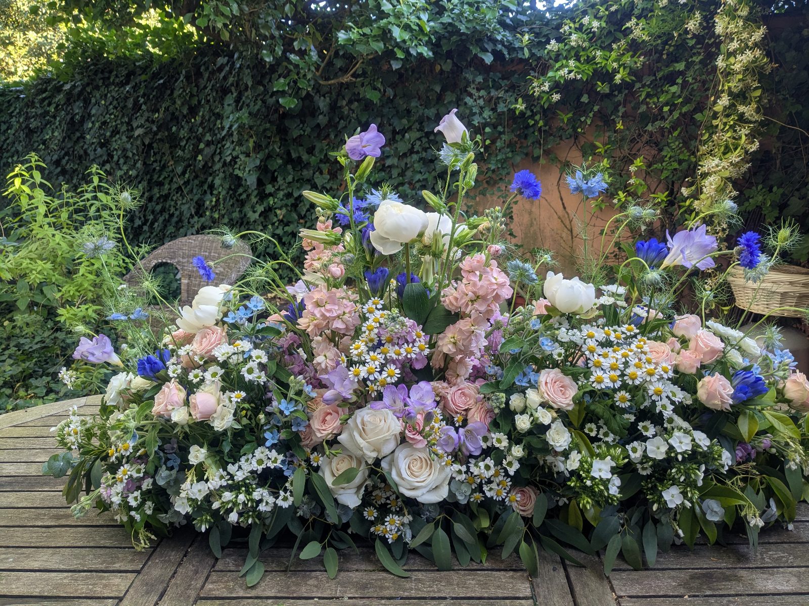 Composition florale de deuil - La Lunaire fleuriste Boucau