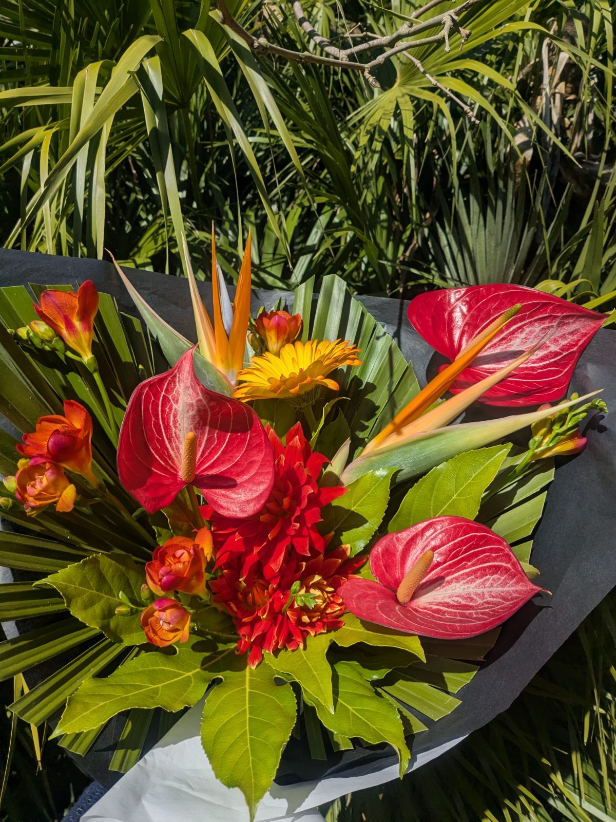 Bouquet exotique, strelitzia et feuillages tropicaux - La Lunaire Boucau
