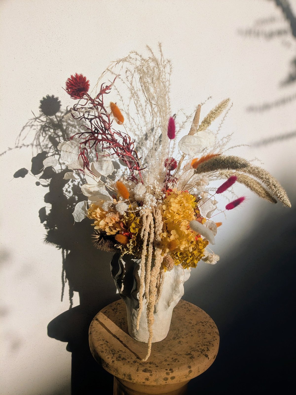 Le Flamboyant, bouquet de fleurs séchées et stabilisées dans son vase sculpté - La Lunaire Boucau